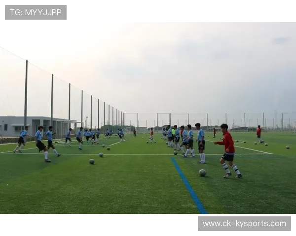 足球俱乐部青训与地方教育联动深化合作，足球青训班